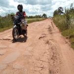 Salah satu ruas jalan penghubung menuju Kampung Kaliki yang rusak parah – Surya Papua/Yulianus Bwariat