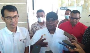 Bupati Merauke, Romanus Mbaraka sedang berikan keterangan pers kepada sejumlah wartawan – Surya Papua/Yulianus Bwariat