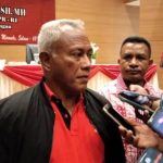 Anggota Komisi II DPR RI, Komarudin Watubun sedang berikan keterangan pers kepada sejumlah wartawan – Surya Papua/Yulianus Bwariat