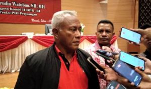 Anggota Komisi II DPR RI, Komarudin Watubun sedang berikan keterangan pers kepada sejumlah wartawan – Surya Papua/Yulianus Bwariat