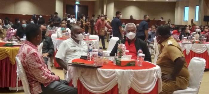 Para Bupati sedang bersama anggota Komisi II DPR RI, Komarudin Watubun- Surya Papua/Yulianus Bwariat