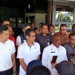 Bupati Merauke, Romanus Mbaraka didampingi Managemen Telkom serta DPRD sedang berikan keterangan pers – Surya Papua/Frans Kobun