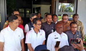 Bupati Merauke, Romanus Mbaraka didampingi Managemen Telkom serta DPRD sedang berikan keterangan pers – Surya Papua/Frans Kobun