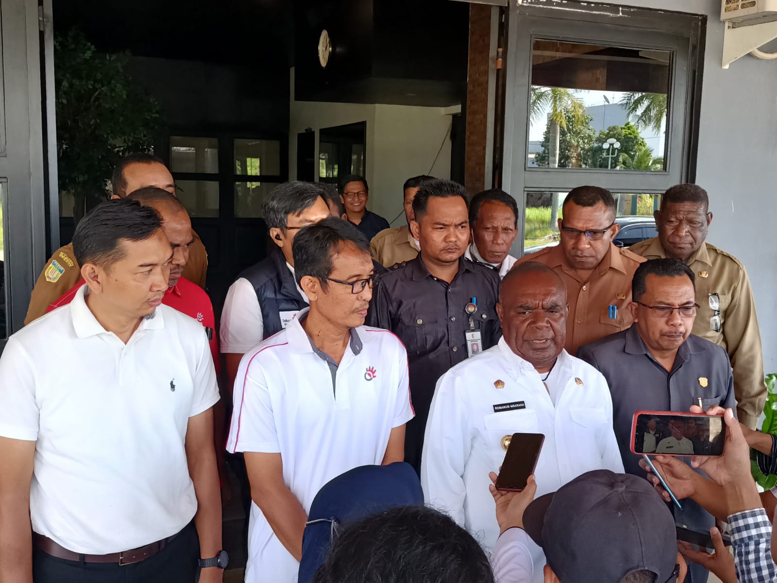 Bupati Merauke, Romanus Mbaraka didampingi Managemen Telkom serta DPRD sedang berikan keterangan pers – Surya Papua/Frans Kobun