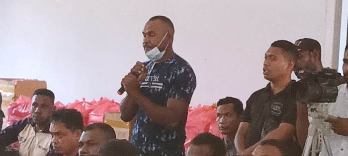 Salah seorang warga Kampung Kaiburse, Maksimus Gebze ketika menyampaikan sejumlah permintaan kepada Bupati Merauke, Romanus Mbaraka – Surya Papua/Frans Kobun
