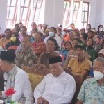Wakil Bupati Merauke, H. Riduwan sedang menyampaikan sesuatu hal penting kepada Bupati Merauke, Romanus Mbaraka – Surya Papua/Frans Kobun