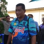 Kepsek SMAN Kurik, Frans Lukianus Liptiay sedang menyerahkan proposal kepada Kabag Umum Setda Merauke, Wister Hutapea – Surya Papua/Yulianus Bwariat