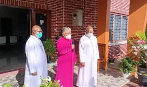Uskup Agung Merauke, Mgr. Petrus Canisius Mandagi, MSC (tengah) sedang bicara – Surya Papua/Frans Kobun