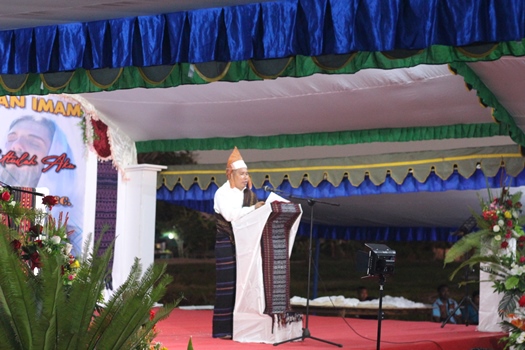  Ketua panitia syukuran, Elias Mite sedang menyampaikan laporannya pada syukuran imam baru – Surya Papua/Frans Kobun