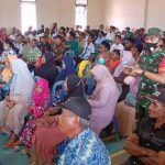 Masyarakat dari lima kampung di Distrik Kurik sedang mendengar arahan Bupati Merauke – Surya Papua/Frans Kobun