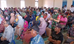 Masyarakat dari lima kampung di Distrik Kurik sedang mendengar arahan Bupati Merauke – Surya Papua/Frans Kobun