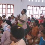 Salah seorang warga di Kumbe sedang menyampaikan aspirasinya kepada Bupati Merauke, Romanus Mbaraka – Surya Papua/Frans Kobun
