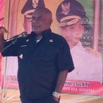Bupati Merauke, Romanus Mbaraka saat berdialog dengan masyarakat di Kumbe – Surya Papua/Frans Kobun