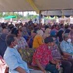 Masyarakat dari tiga kampung di Distrik Kurik sedang mendengar arahan Bupati Merauke, Romanus Mbaraka – Surya Papua/Frans Kobun