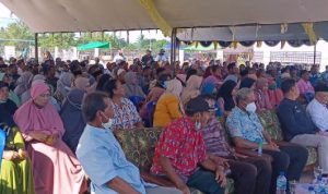 Masyarakat dari tiga kampung di Distrik Kurik sedang mendengar arahan Bupati Merauke, Romanus Mbaraka – Surya Papua/Frans Kobun