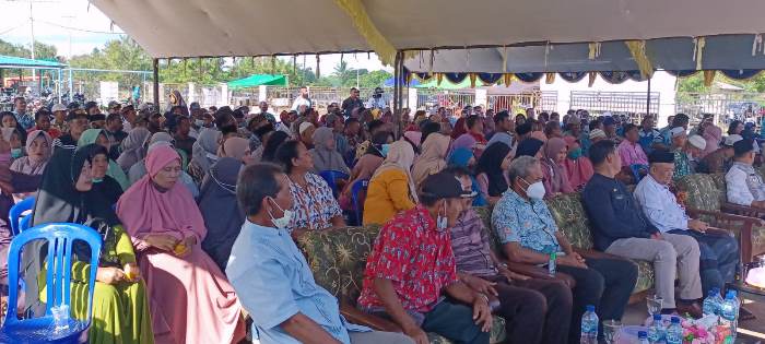 Masyarakat dari tiga kampung di Distrik Kurik sedang mendengar arahan Bupati Merauke, Romanus Mbaraka – Surya Papua/Frans Kobun