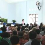 Bupati Merauke, Romanus Mbaraka sedang berdialog bersama masyarakat – Surya Papua/Yulianus Bwariat