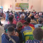 Suasana dialog di Balai Kampung Salor Indah, Distrik Kurik yang dihadiri ratusan warga – Surya Papua/Frans Kobun