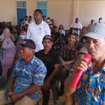 Salah seorang warga sedang bertanya ke Bupati Merauke, Romanus Mbaraka ketika berlangsung dialog dalam kegiatan halal bi halal dan turkam di Kampung Salor Indah, Distrik Kurik – Surya Papua/Frans Kobun