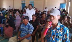 Salah seorang warga sedang bertanya ke Bupati Merauke, Romanus Mbaraka ketika berlangsung dialog dalam kegiatan halal bi halal dan turkam di Kampung Salor Indah, Distrik Kurik – Surya Papua/Frans Kobun