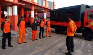 Tim rescue sedang apel sebelum diberangkatkan mencari korban jatuh – Surya Papua/IST