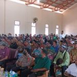 Ratusan petani di Distrik Kurik sedang mendengar arahan Bupati Merauke, Romanus Mbaraka – Suryapapua.com/Frans Kobun
