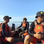 Tim SAR gabungan yang melakukan pencarian terhadap korban Fernando Eriksan Sipayung setelah jatuh dari kapal – Surya Papua/IST