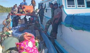 Prajurit TNI yang menggunakan kapal telah tiba di Kampung Vier, Kabupaten Mappi – Surya Papua/IST