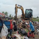 Sejumlah petugas serta excavator yang disiapkan mengangkut sampah – Surya Papua/Frans Kobun