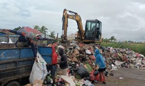 Sejumlah petugas serta excavator yang disiapkan mengangkut sampah – Surya Papua/Frans Kobun