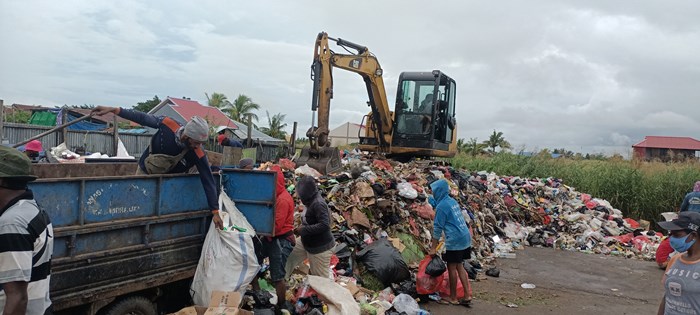 Sejumlah petugas serta excavator yang disiapkan mengangkut sampah – Surya Papua/Frans Kobun