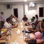 Bupati Asmat, Elisa Kambu saat silaturahmi bersama para jurnalis Merauke – Surya Papua/Yulianus Bwariat