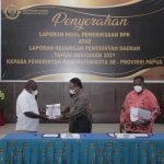 Bupati Merauke, Romanus Mbaraka sedang menerima hasil audit yang diserahkan BPK Perwakilan Papua – Surya Papua/IST