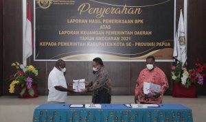 Bupati Merauke, Romanus Mbaraka sedang menerima hasil audit yang diserahkan BPK Perwakilan Papua – Surya Papua/IST