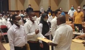 Bupati Merauke, Romanus Mbaraka sedang menyerahkan SK kepada CPNS – Surya Papua/ Yulianus Bwariat