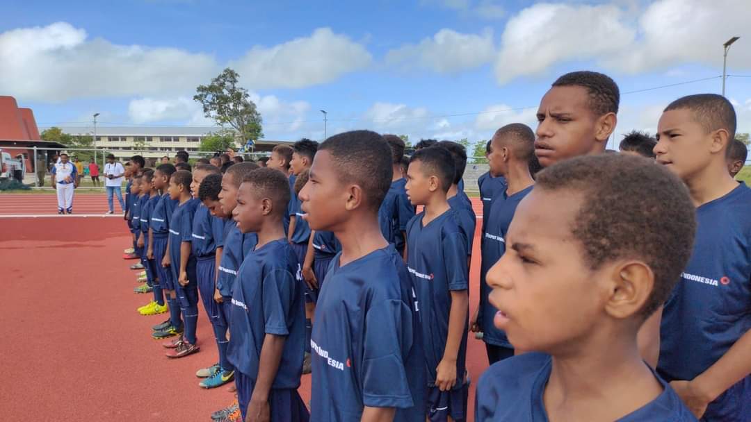 Anak-anak Papua di Merauke sedang mengikuti tahapan seleksi – Surya Papua/IST