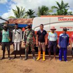 Masyarakat di Kampung Sumber Mulya (Kurik-6) sedang foto bersama, tampak dibelakang combine harvester – Surya Papua/IST