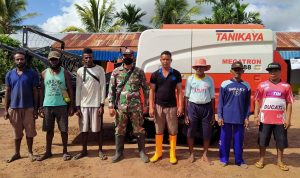 Masyarakat di Kampung Sumber Mulya (Kurik-6) sedang foto bersama, tampak dibelakang combine harvester – Surya Papua/IST