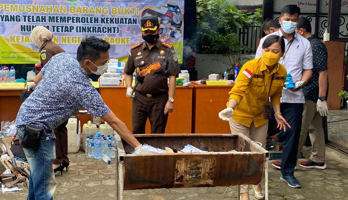 Barang bukti yang sedang dimusnahkan oleh Kejari Merauke – Surya Papua/Yulianus Bwariat