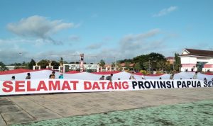 Bendera Merah Putih berukuran raksasa dibentangkan di halaman Kantor Bupati Merauke – Surya Papua/Yulianus Bwariat
