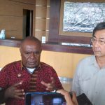 Bupati Merauke, Romanus Mbaraka sedang berikan keterangan pers kepada sejumlah wartawan – Surya Papua/Yulianus Bwariat
