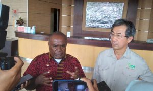 Bupati Merauke, Romanus Mbaraka sedang berikan keterangan pers kepada sejumlah wartawan – Surya Papua/Yulianus Bwariat
