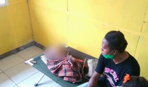 Ibu kandung bayi, Ludiana sedang menjaga anaknya dan belum bisa dibawa atau dirujuk ke jayapura – Surya Papua/Yulianus Bwariat