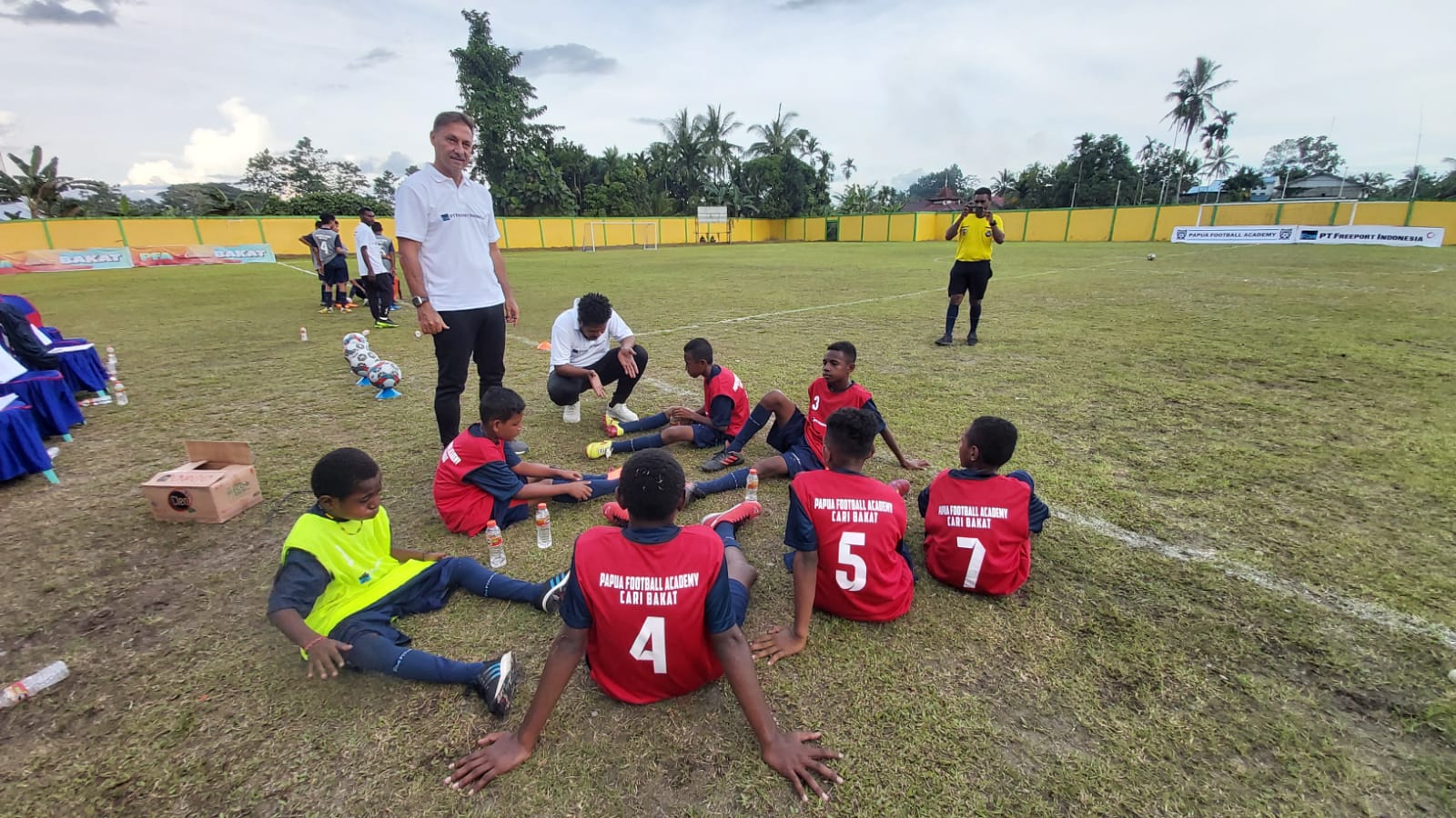 Tim PFA cari bakat sedang berada di Kabupaten Merauke untuk mencari anak-anak Pappua bertalenta – Surya Papua/IST