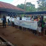 Sekelompok orang melakukan aksi demo dengan membentangkan spanduk – Surya Papua/IST