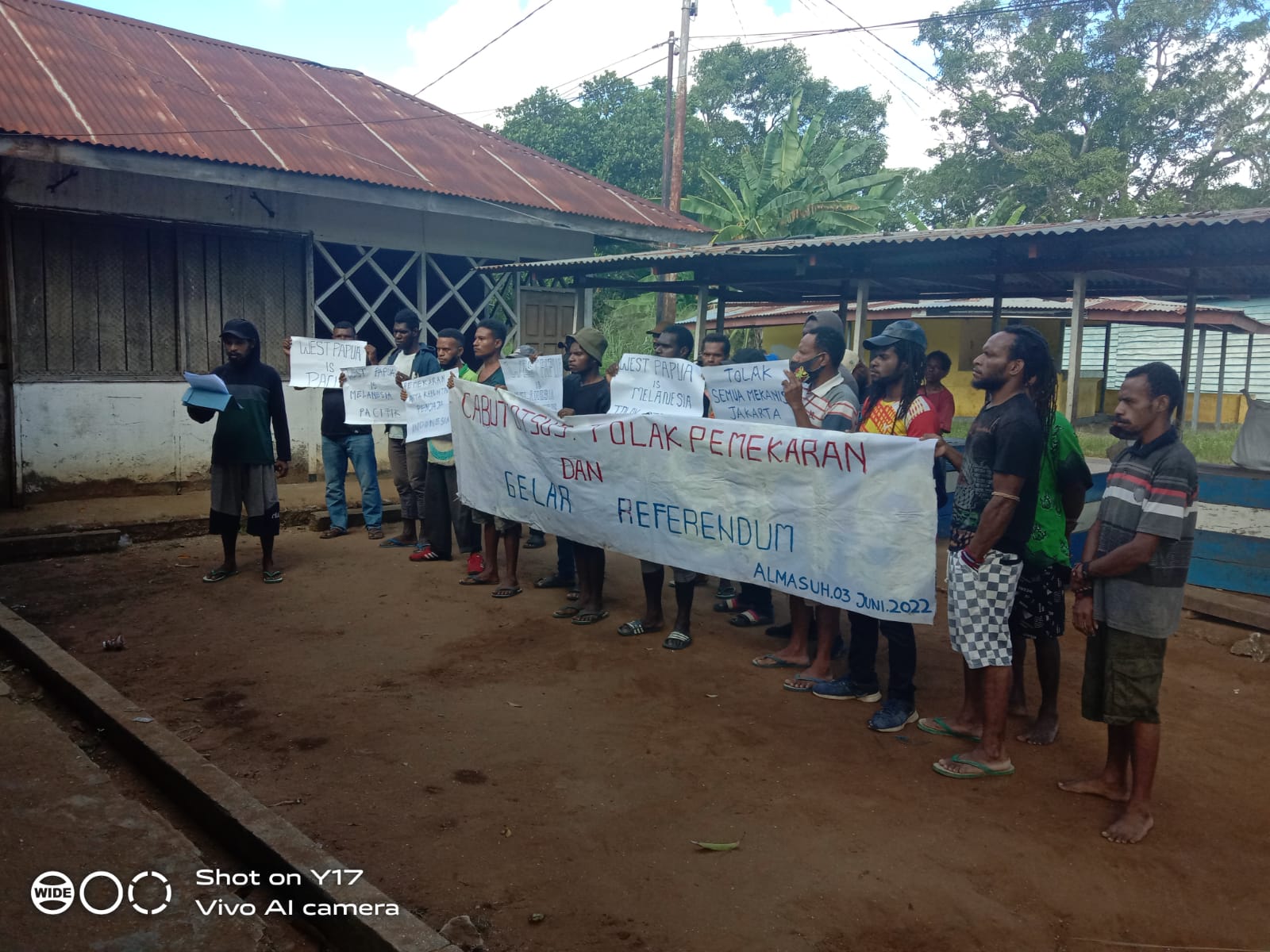 Sekelompok orang melakukan aksi demo dengan membentangkan spanduk – Surya Papua/IST