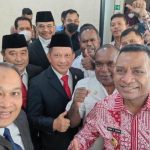 Bupati Merauke, Romanus Mbaraka bersama Bupati dan Wakil Bupati Asmat, Elysa Kambu-Thomas Eppe Safanpo foto bersama dengan Mendagri, Tito Karnavian – Surya Papua/IST