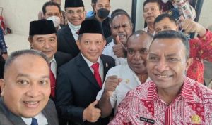 Bupati Merauke, Romanus Mbaraka bersama Bupati dan Wakil Bupati Asmat, Elysa Kambu-Thomas Eppe Safanpo foto bersama dengan Mendagri, Tito Karnavian – Surya Papua/IST