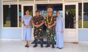 Danlanud JA Dimara Merauke sedang foto bersama Danlanud lama – Surya Papua/Yulianus Bwariat