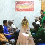 Dominikus Buliba Gebze sedang memberikan keterangan pers kepada sejumlah wartawan – Surya Papua/Yulianus Bwariat